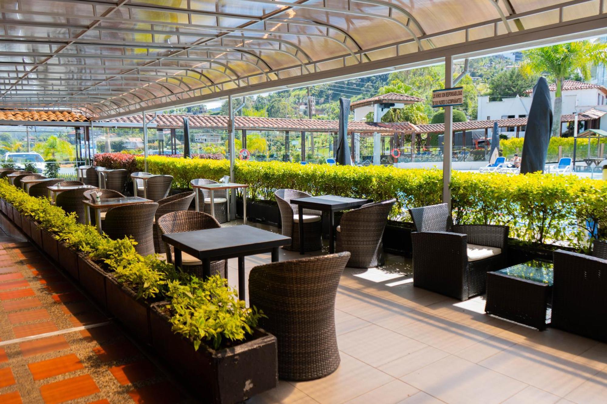 Hotel Los Recuerdos Guatape Ngoại thất bức ảnh The outdoor seating area of the restaurant